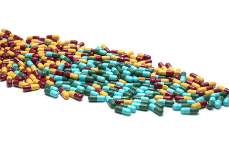 多彩的抗生素药物胶囊药丸，耐药性与副本空间