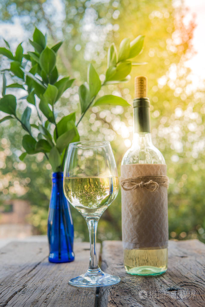 在花园里的木板上的白葡萄酒