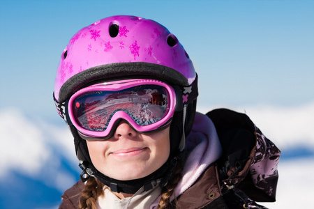 戴滑雪头盔的女孩微笑着