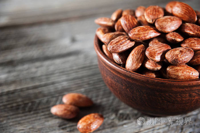 烤的杏仁在碗上木桌选择性焦点