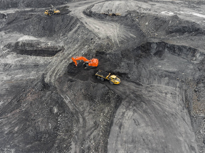 加载土壤鸟瞰图露天矿, 加载岩石, 煤炭开采, 采矿业照片