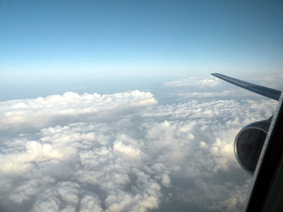 从舷窗俯瞰天空