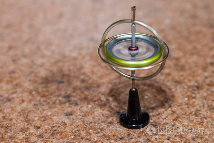 在一个点上保持平衡的玩具陀螺仪