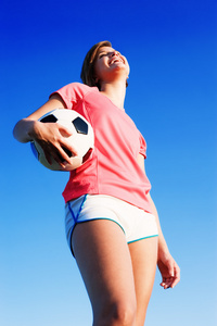 年轻女子踢足球