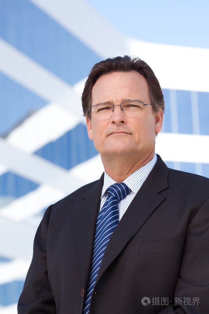 国外英俊自信的商人