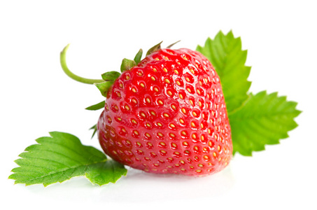 孤立在白色背景上的红色甜草莓