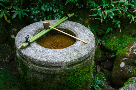 水斗上在京都筝在寺的石盆日本