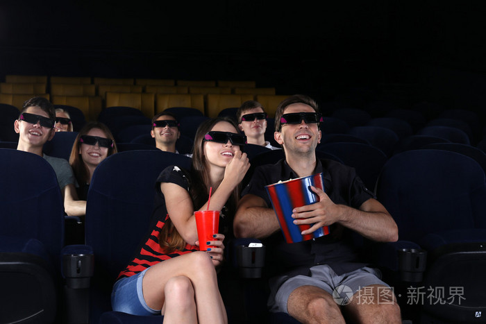 人们在电影院里看电影