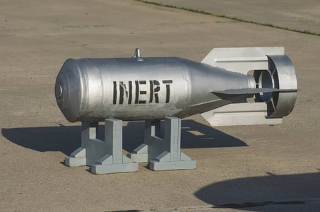 航空炸弹在柏油路上的架子上照片
