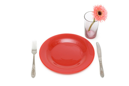 红色盘子和餐具