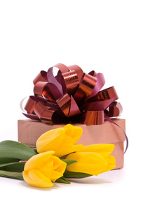 黄色郁金香和礼品盒