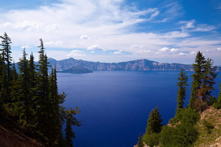 火山口形成的深湖图片