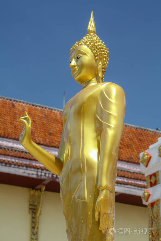 金色佛雕像站在云天空背景.佛像的这一行动是指和平, 停止战斗