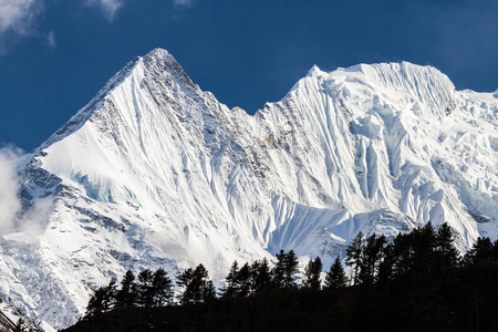 白色高雪山环抱的尼泊尔，安纳布尔纳地区