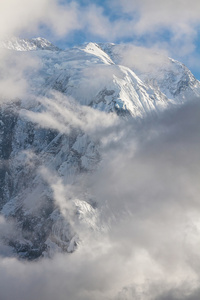 白色高雪山环抱的尼泊尔，安纳布尔纳地区