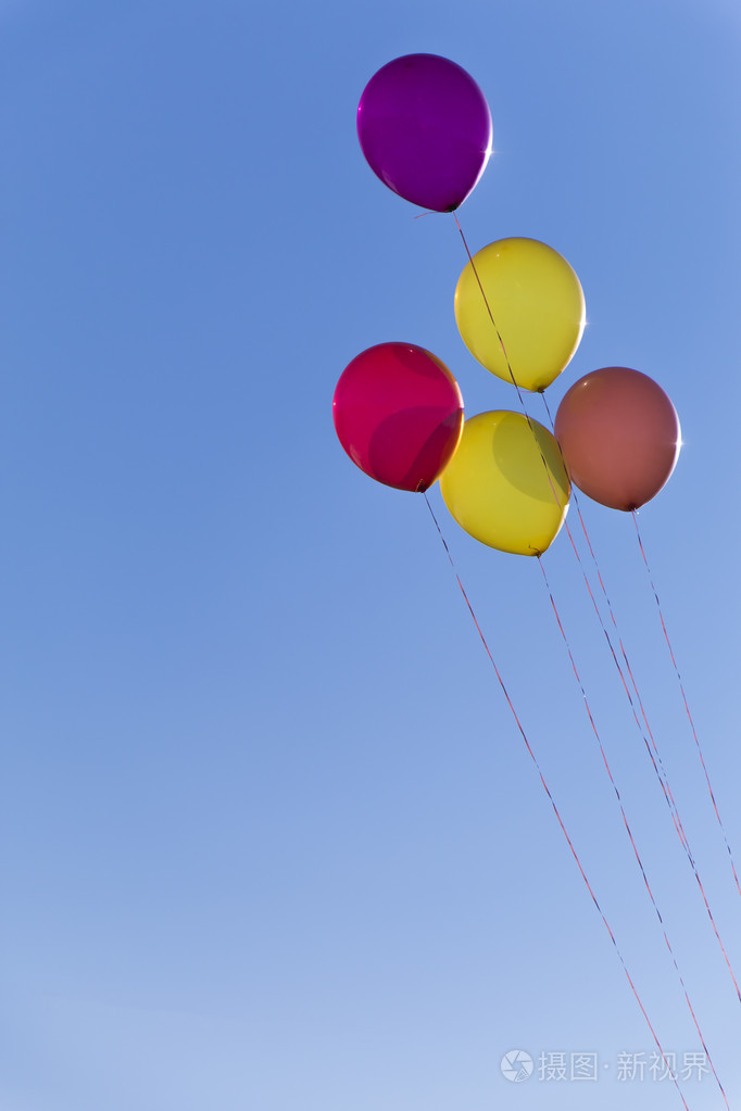 五个五颜六色的气球,在晴朗的天空上