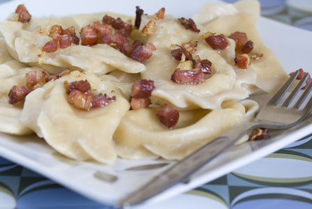 汤团( dumpling的名词复数 ) 饺子 水果布丁 矮胖的人照片