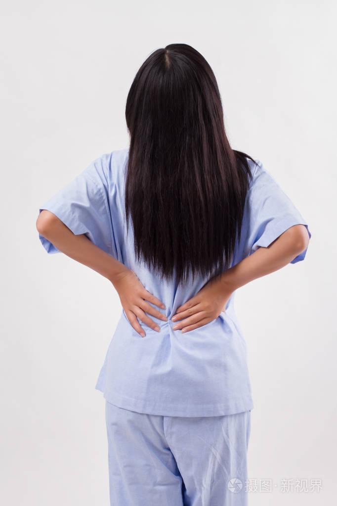 女病人患有腰痛, 骨干光盘或脊柱肌肉损伤