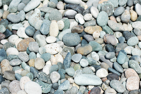 海滩上有很多小石子