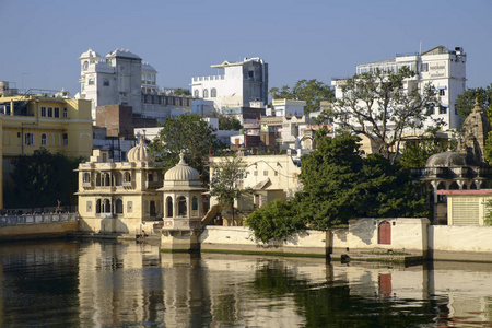 乌代浦市对 te Lake Pichola，也就是城市的湖泊