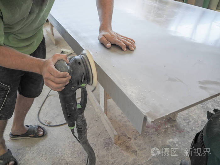 亚克力台面一家家具厂生产.工人生产亚克力台面在工厂.