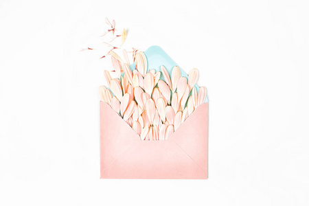 邮件信封与鲜花花瓣图片