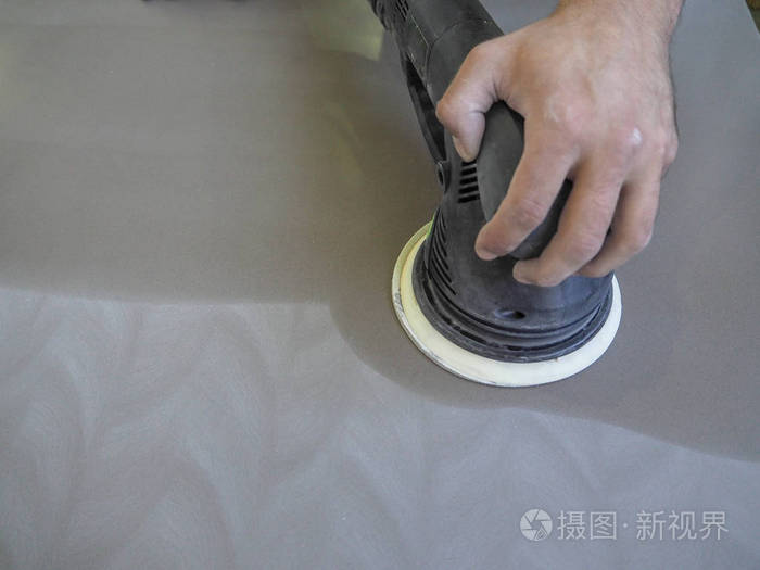 亚克力台面一家家具厂生产工人生产亚克力台面在工厂一名工人抛光表面