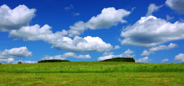 蓝蓝的天空，云与绿色的田野