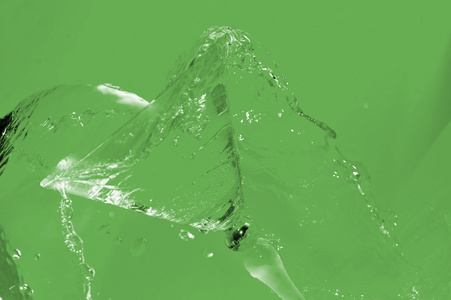 加勒比热带海滩鸡尾酒鸡尾酒玛格丽塔岛瓶啤酒时溅起水花,绿色背景上