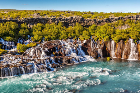 在冰岛 Hraunfossar 瀑布