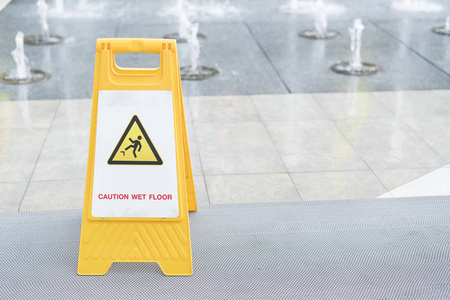 警告标志的湿地板