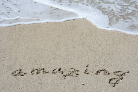 手写文本在沙滩上