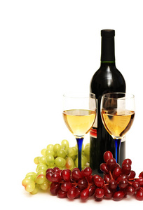 两杯酒瓶和葡萄