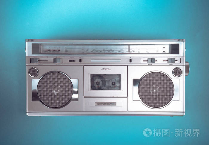 上表中前面的黑色旧复古 blaster 盒式磁带录音机