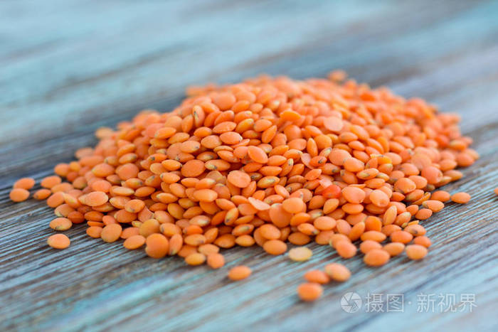 黄色小扁豆批散落在轻木背景