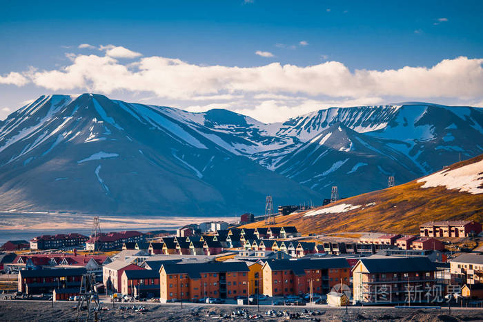 在极地的日子里,在夕阳下的北极夏季景观自然斯匹朗伊尔城斯瓦尔巴