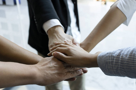 手在一起组办公室团队展示实力照片