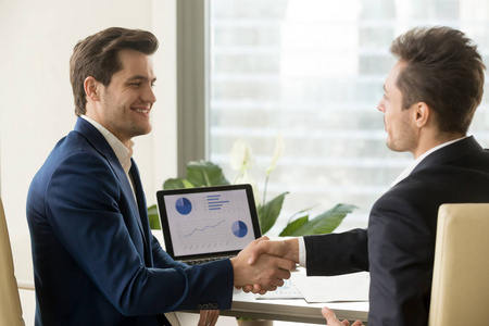 满意微笑微笑两个微笑商人握手,合作伙伴满意鳍照片