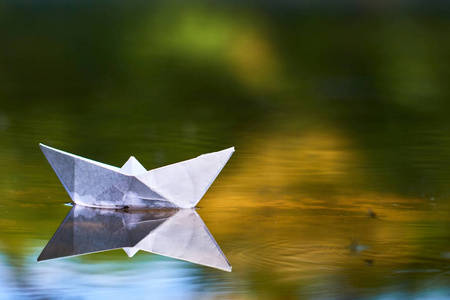 纸船在水面上