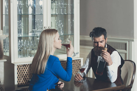 男人和女人分享瓶红酒中的餐厅
