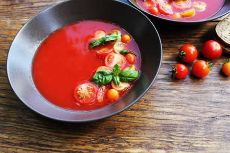 自制的西班牙凉菜汤番茄汤，棕色的碗里。健康饮食概念