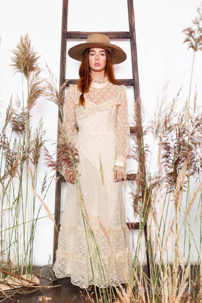 复古风格衣服的年轻女子