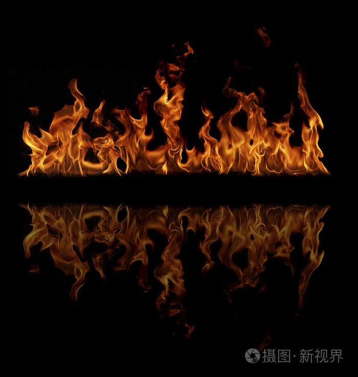 黑色背景上的火火焰