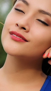 美丽的女性,闭着眼睛照片