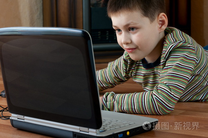 玩电脑游戏的男孩