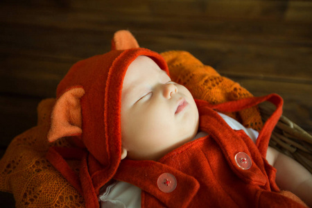 美丽的睡着的小的欧洲的孩子照片