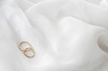 白色布料和结婚戒指图片