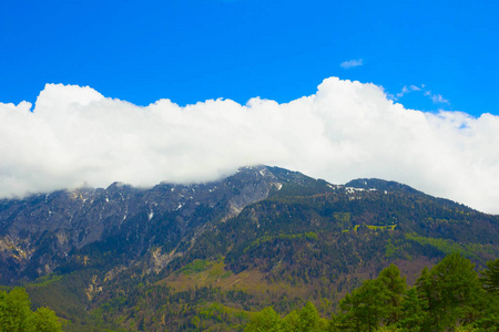 瑞士阿尔卑斯山的美丽的景色图片