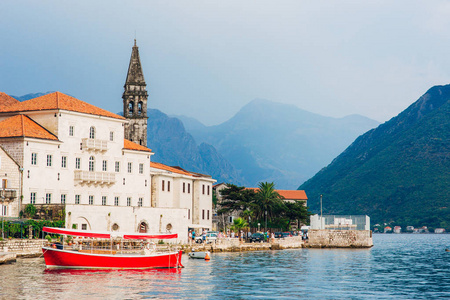 钓鱼 Perast 镇旧海岸的科托尔湾