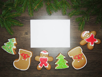 圣诞饼干贺卡和装饰上木制背景
